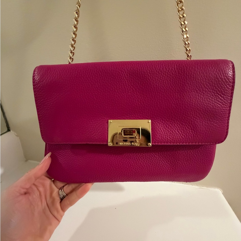 Michael Kors Fuchsia Leather Shoulder Bag with Gold Chain - Picture 3 of 7